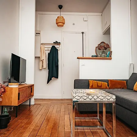 Renovated On Courtyard דירה פריז